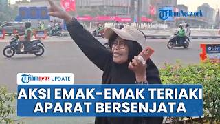 Aksi Emak-emak Teriaki Aparat Bertameng & Bersenjata yang Adang Mahasiswa Demo: Pengecut Kalian!