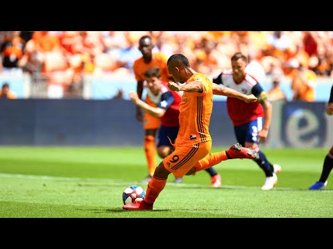 PK GOAL: Mauro Manotas sneaks his penalty under Jesse Gonzalez