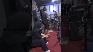 Download lagu Ngintip Band Anastasya latihan. mp3