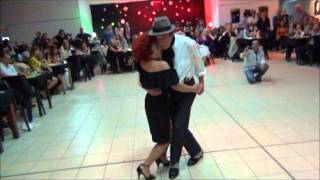 Rosita Quiroga y Osvaldo Casaretto bailando el tango EL APACHE ARGENTINO en la milonga SI TANGO