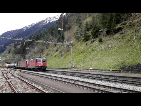 TRIPLA DI SBB Re CON MERCIONE IN TRANSITO A WASSEN. (CH) 25 - 4 - 2015.