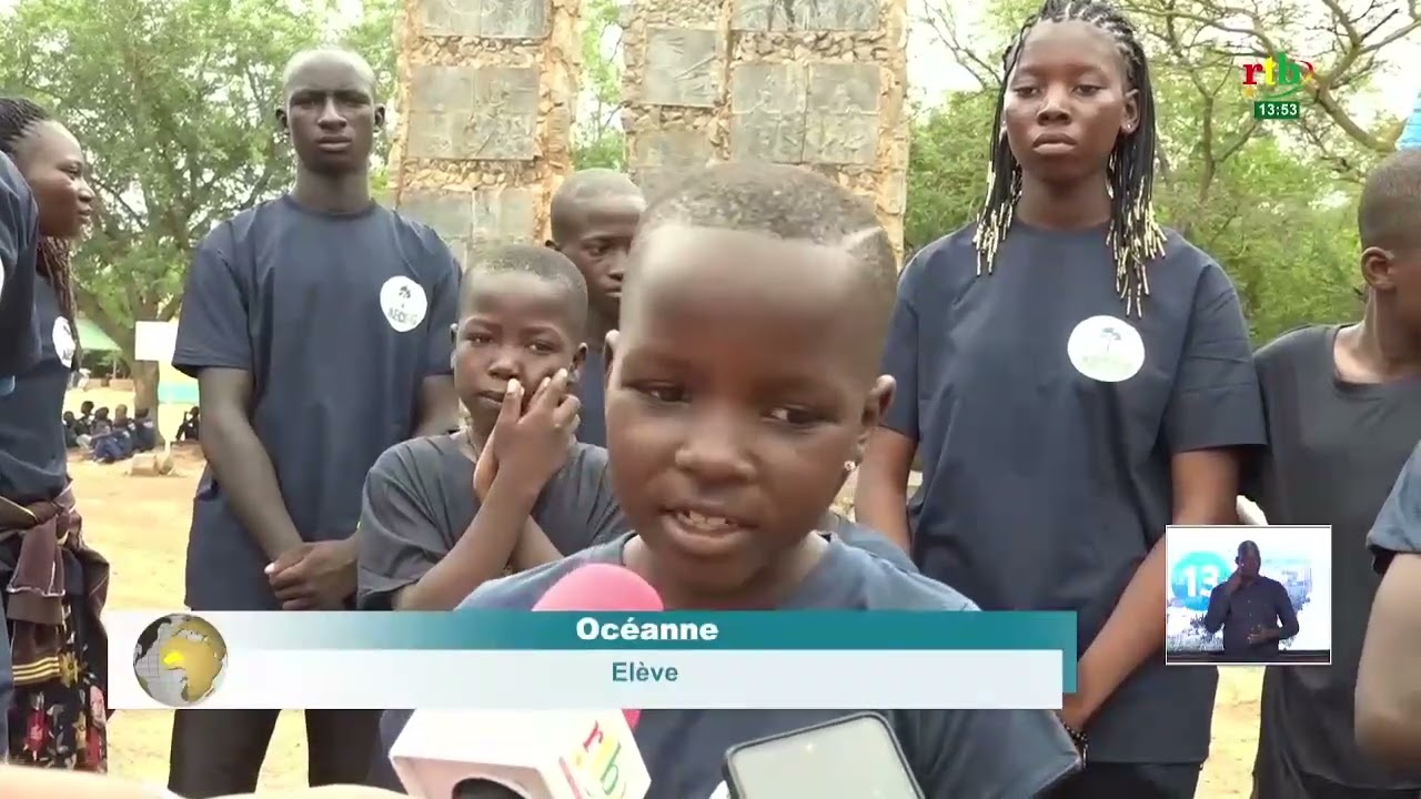 Les enfants à la découverte du site de sculpture sur Granite de Laongo