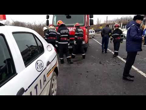 Mediafax 28 Decembrie - Alerta la Vaslui după ce un microbuz s-a ciocnit cu o mașină