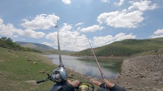Un japonés pesca en un dia bueno para lobinas!