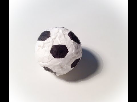 DIY ballon du football en papier. DIY paper football ball.