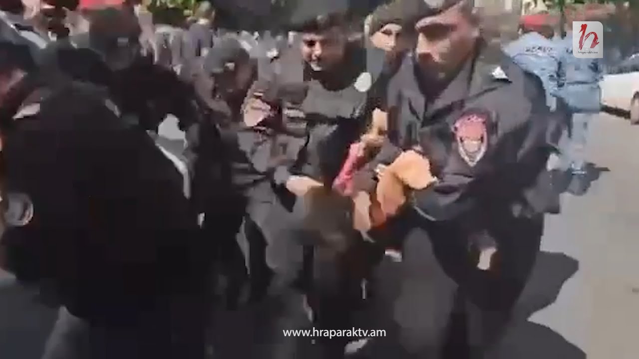 Ոստիկանները բերման են ենթարկում ԵՊՀ դասախոս Տիգրան Գևորգյանին