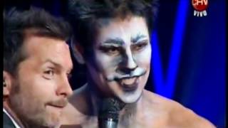 Claudio Valdivia bailando el caño doble como un lobo en Fiebre de Baile (07/03/12)