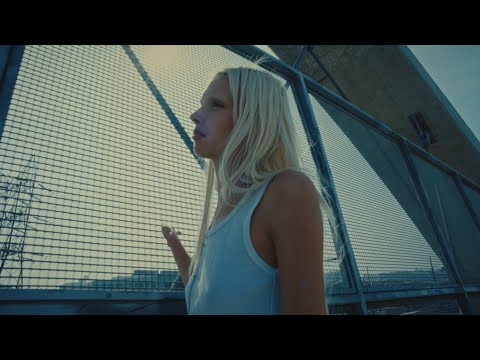 Tanya (35mm Film Emulation - Vision3 500t)