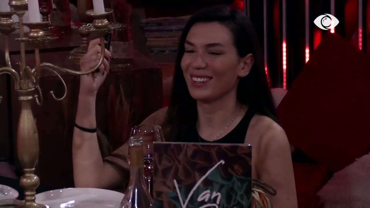 “Për kurajon tënde…”/ Laerti bën gëzuar me Olën teksa darkojnë së bashku