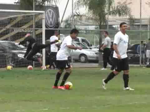 Dentinho dá chapéu em Ronaldo Fenômeno