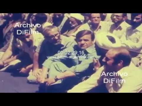DiFilm - People on summit where men speak in Iran 1979