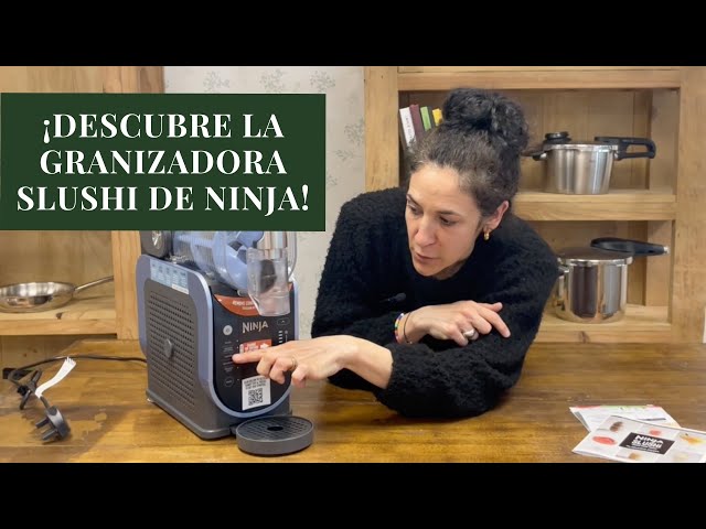Vídeo relacionado con Ninja SLUSHi Procesador profesional de bebidas congeladas, granizados, cócteles, zumos congelados, frappés y batidos, sin hielo ni preparativos previos, WhisperChill, 1,9 l, azul y gris, FS301EU