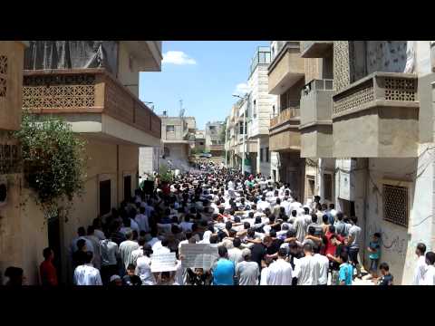 منشد حماة أبو صهيب في مظاهرة في حي طريق حلب القديم في مدينة حماة في جمعة "حرب التحرير الشعبية"