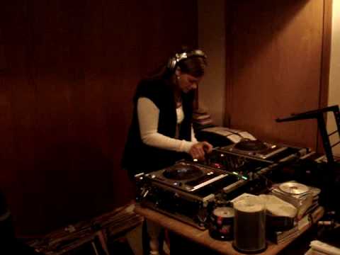 DJ LORI MIXING LIVE ON THE REWIND 4-14-09