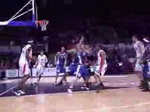 38 24-11-07 BCO-Bree - Chuck Davis met score onder de korf n