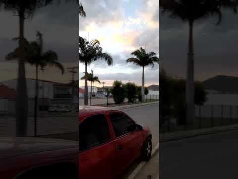 em frente à praça da vila em custódia pe