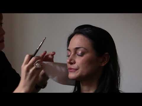 Lucie Laurier gets made up - iPad only