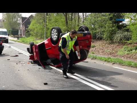 Auto vliegt over de kop na botsing op N298 Hulsberg