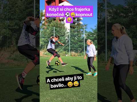 Chce si jít s tebou frajerka kopnout?⚽😯 Tak jí to hlavně musí bavit!!😆