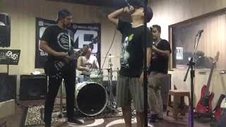 Download lagu MEMOAR-DEEP BREATH (live studio) mp3