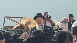 דברי הספד בהלווית הרוגי תאונת הדרכים במרוקו | הרב שמואל אליהו | ח' כסליו תשפ"ה (הרב שמואל אליהו) - התמונה מוצגת ישירות מתוך אתר האינטרנט יוטיוב. זכויות היוצרים בתמונה שייכות ליוצרה. קישור קרדיט למקור התוכן נמצא בתוך דף הסרטון