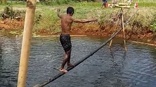 Download lagu lomba melewati jembatan bambu ||😅😅lucu video lucu #shorts mp3