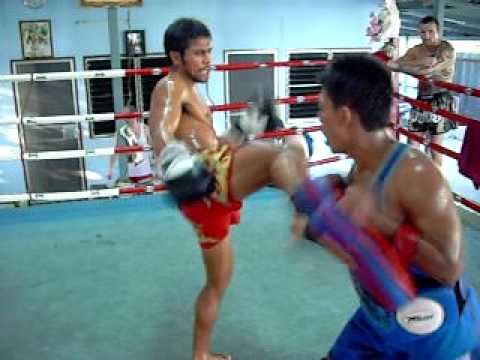 Samingprai Kiatphontip fast powerful Muaythai kick technique