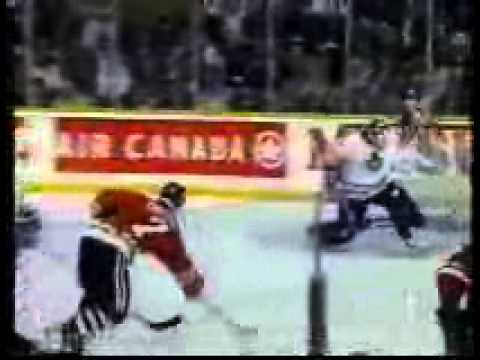 1995 - Blackhawks @ Maple Leafs, Game 3 - Chris Chelios Goal breaks netcam
