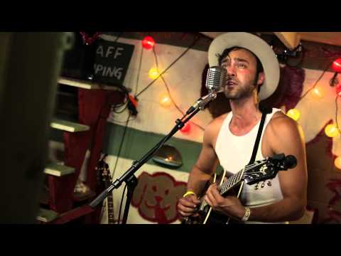 Shakey Graves - Roll The Bones (Live @Pickathon 2013)