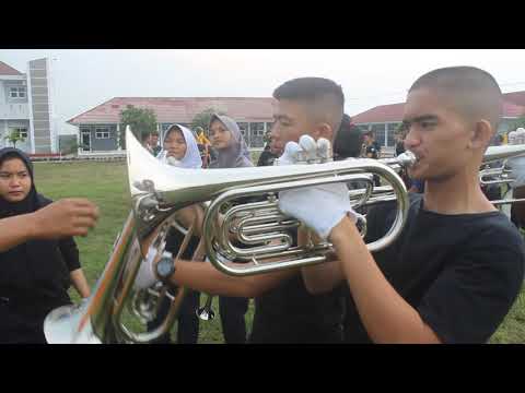 Video meniup terompet saat latihan marching band.
