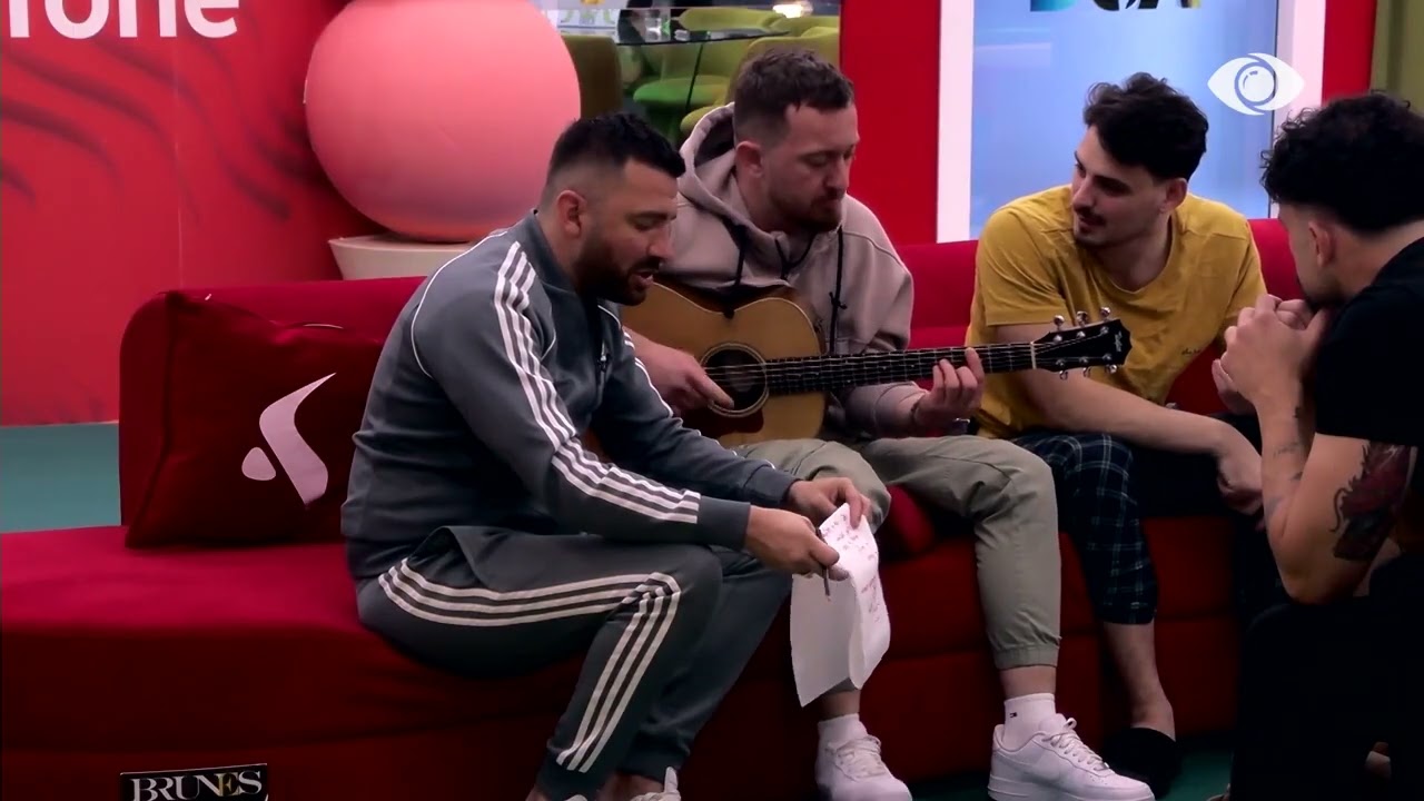 “Ne u deshëm, sa shumë u deshëm…”/ Kelly këndon këngën e krijuar në shtëpi, banorët e duartrokasin