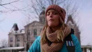 Andréanne A  Malette chante « Mes habitudes » au Marché Maisonneuve