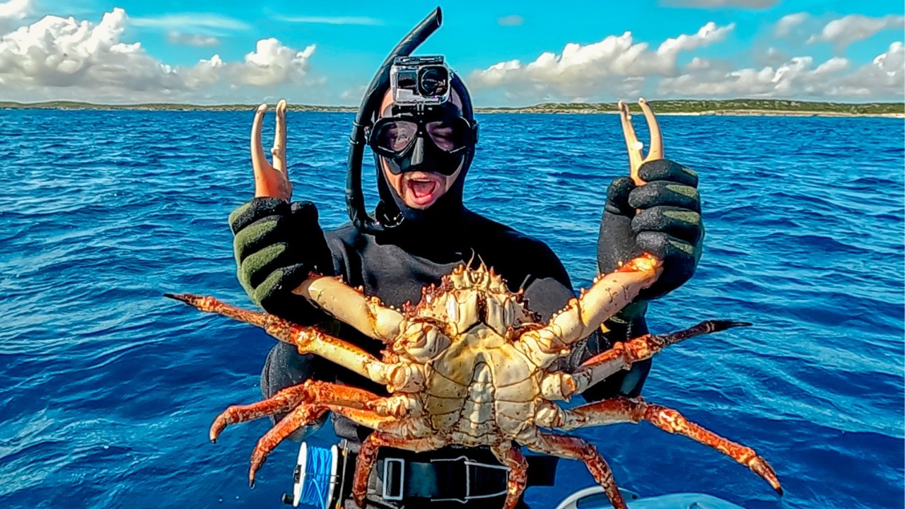 Catching GIANT Crab  (Day 27/100 Day Water World Challenge)