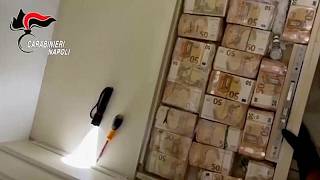 Millionen in bar bei Anti-Mafia-Razzia nahe Neapel hinter Wänden versteckt entdeckt
