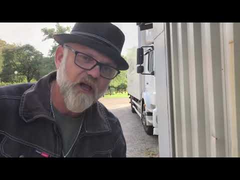 Rappne rensar ogräs med het ånga