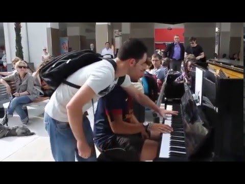 Deux inconnus jouent du piano à la gare d'Austerlitz