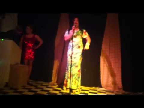 Natacha Schindler - Bonequinha do Café no Terça Trans