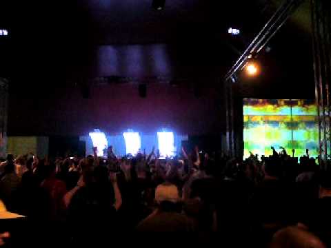 Lady Waks & MC Chikaboo   live at Creamfields 2007