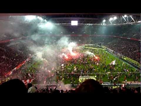 Das wahre Ende: Relegation 2012 Fortuna Düsseldorf gg. Hertha BSC:  Fans stürmen den Platz.
