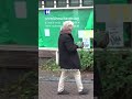 Krakerfan maakt belofte waar: hij brengt speciaal soep langs