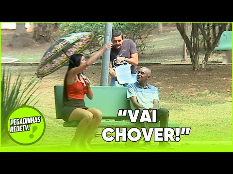 PREVISÃO DE CHUVA? PEDESTRE É SURPREENDIDO COM 'BANHO SURPRESA' NO MEIO DA PRAÇA!