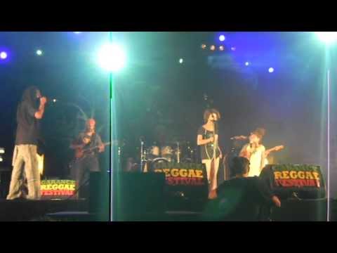 2013-07-27 Omar Perry inviting his daughters on stage, Garance 2013