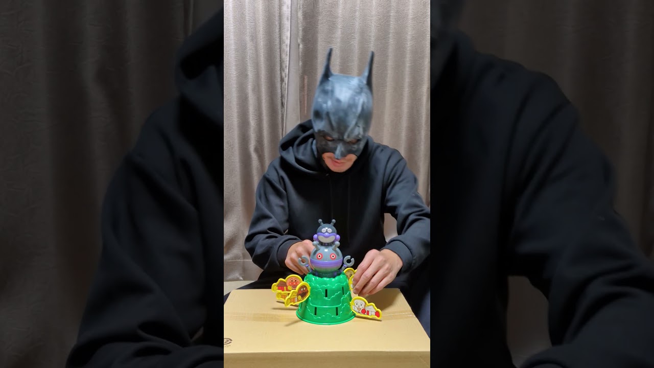 Batman plays with the same toy as Anpanman's Blackbeard's Last Stand　#Batman #toy #play #アンパンマン