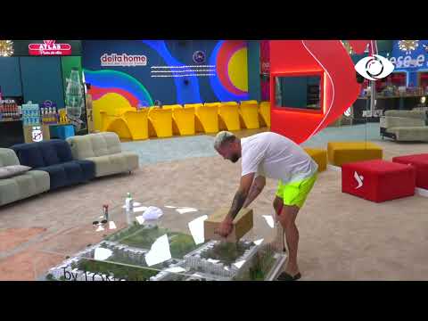 Luizi nxjerr kutinë me parfumet e Kristit dhe e vë mbi tavolinë në living -Big Brother Albania Vip 2