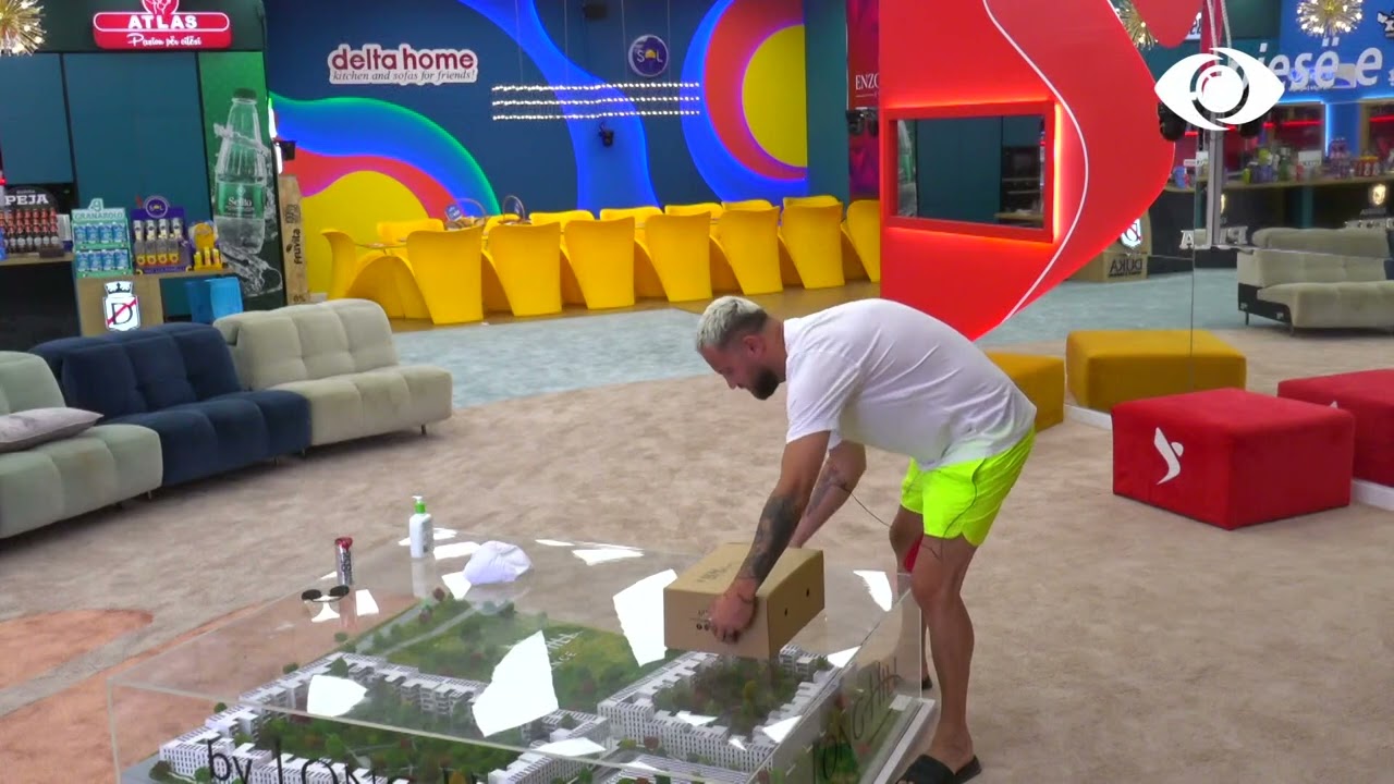 Luizi nxjerr kutinë me parfumet e Kristit dhe e vë mbi tavolinë në living