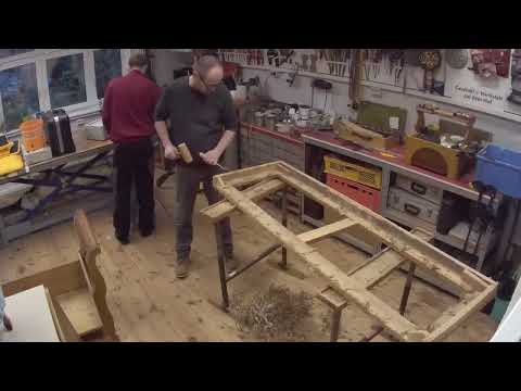 Bevor ein altes Sofa in neuem Glanz erstrahlen kann wird es erstmal Nackt gemacht.