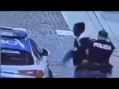 Brescia, colpisce con un pugno la volante della polizia: l'agente lo atterra con una sgambetto