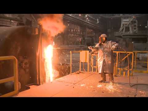 Arbeiten mit Sauerstoff (im Stahlwerk) - Filmausschnitt