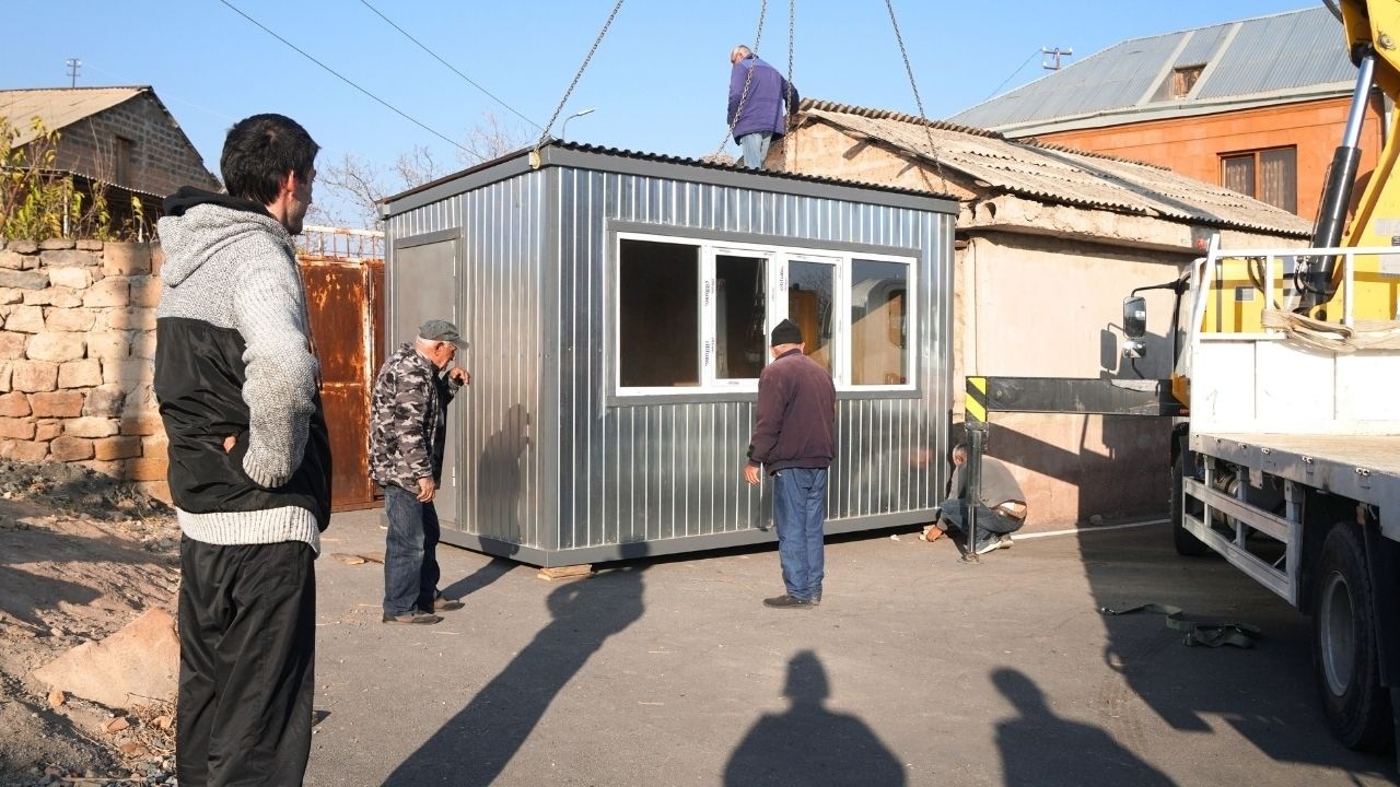 Odhodlání si zaslouží střechu nad hlavou: Kiosek pro Davitovu rodinu