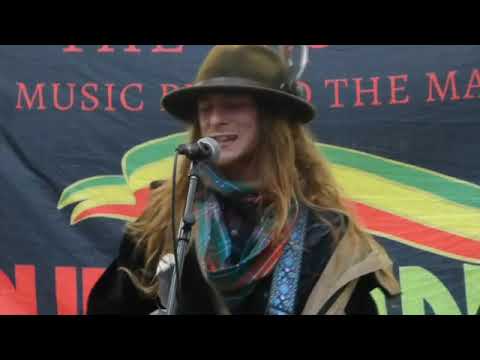 MEDLEY OF 6 REGGAE FAVOURITES BY RUFF TRADE,  BUSKING IN RAINY MANCHESTER  09/11/2025